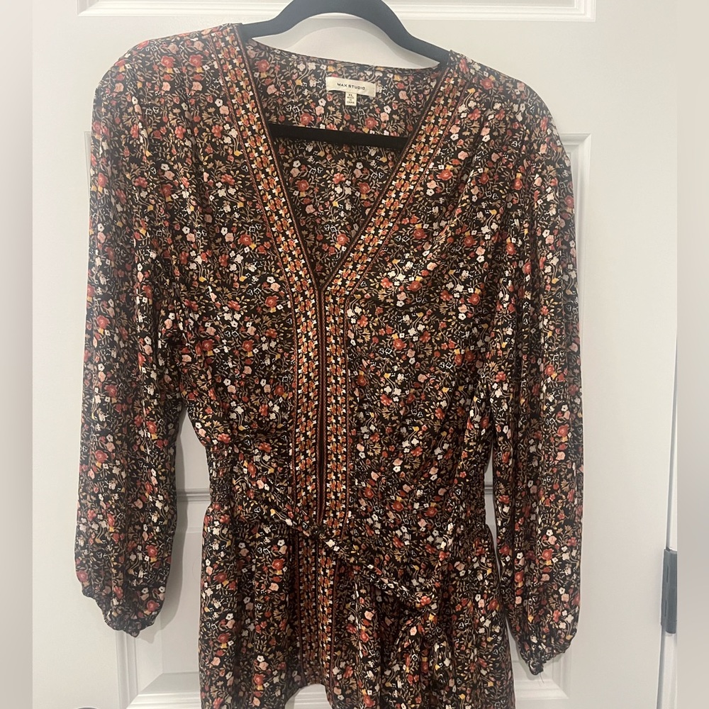 Floral max studio flattering blouse